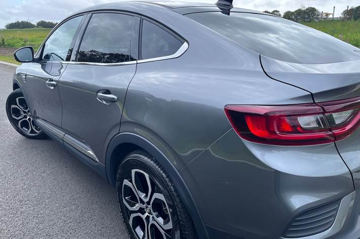 Grå Renault Arkana fra 2023