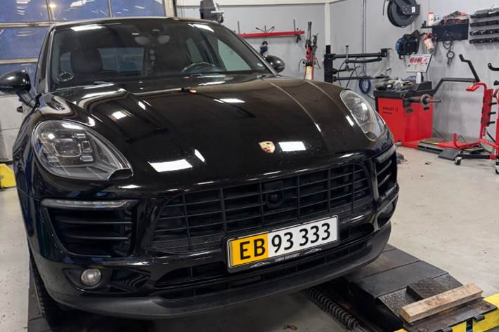 Gul Porsche Macan S fra 2017