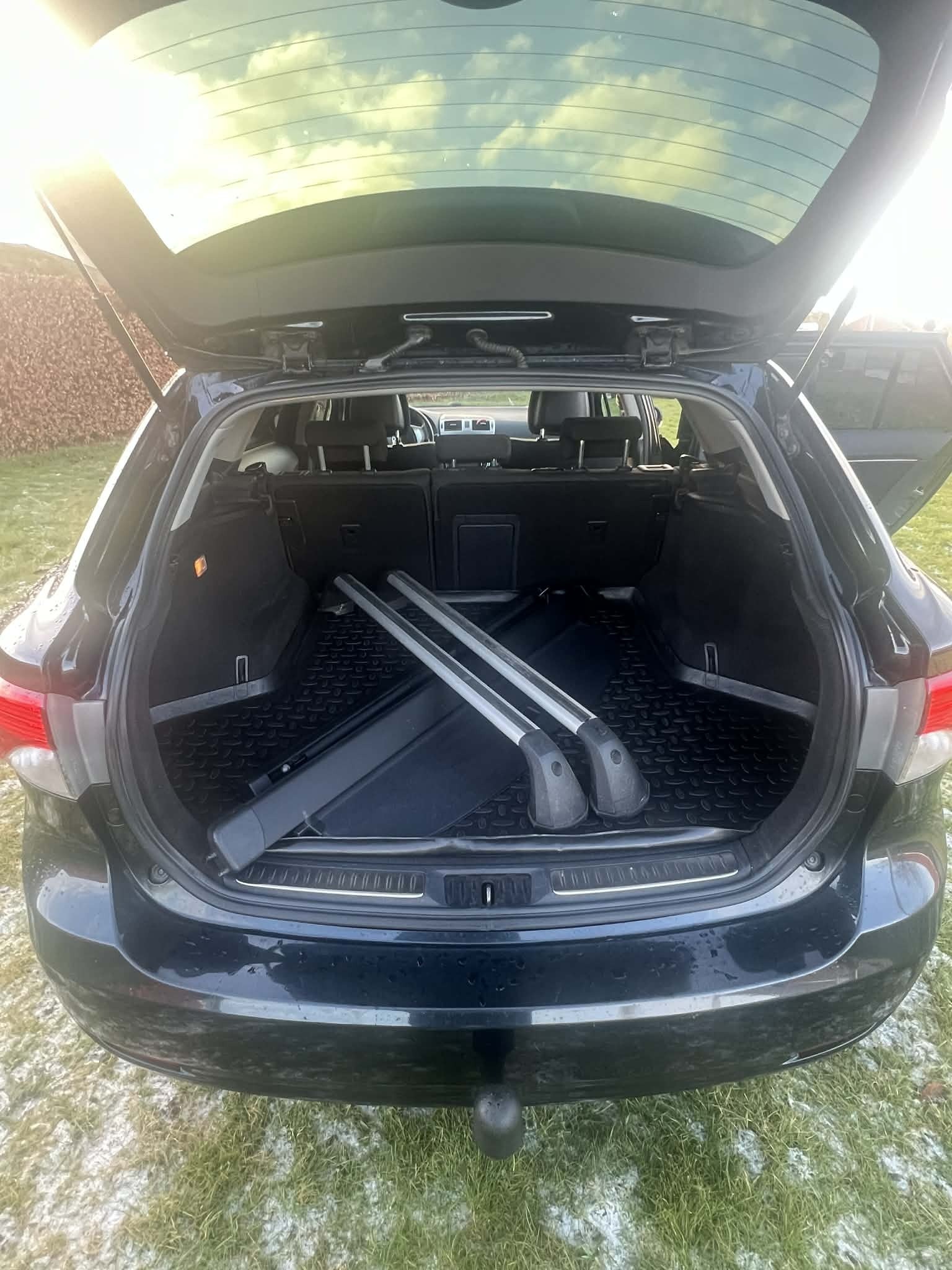 Grå Toyota Avensis fra 2012