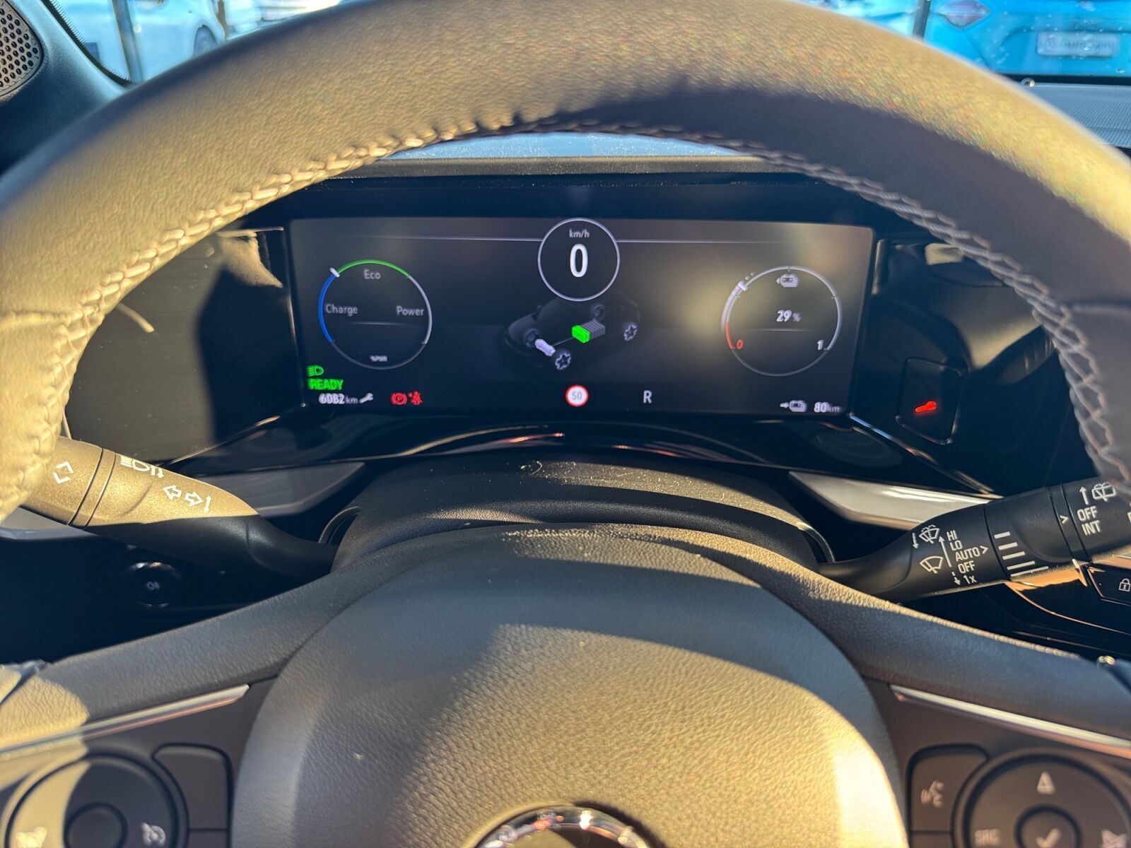 Grå Opel Mokka-e fra 2024