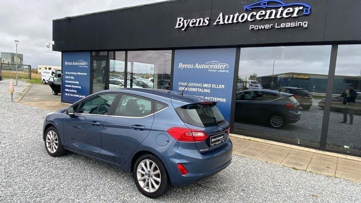 Blå Ford Fiesta fra 2019