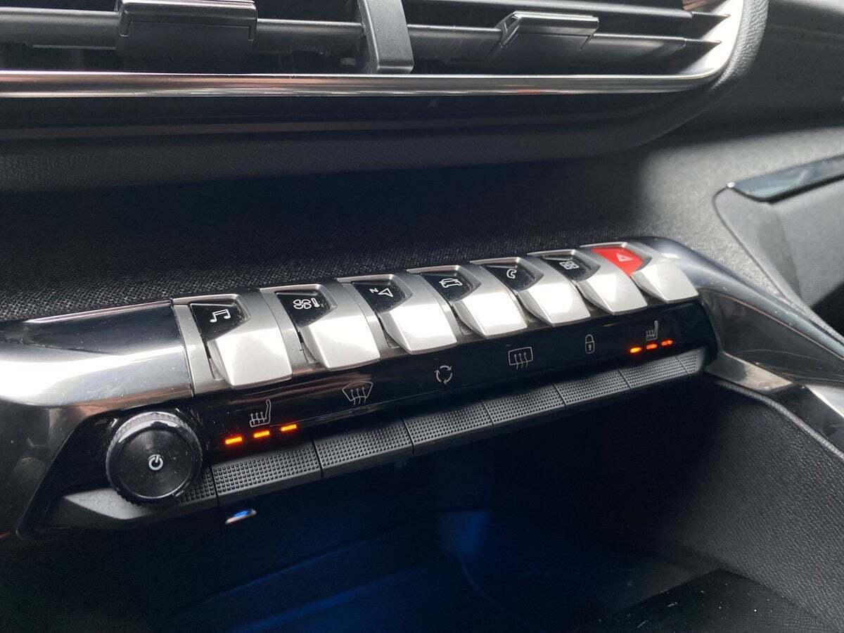 Grå Peugeot 3008 fra 2020