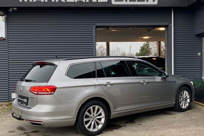 Sølv VW Passat fra 2017
