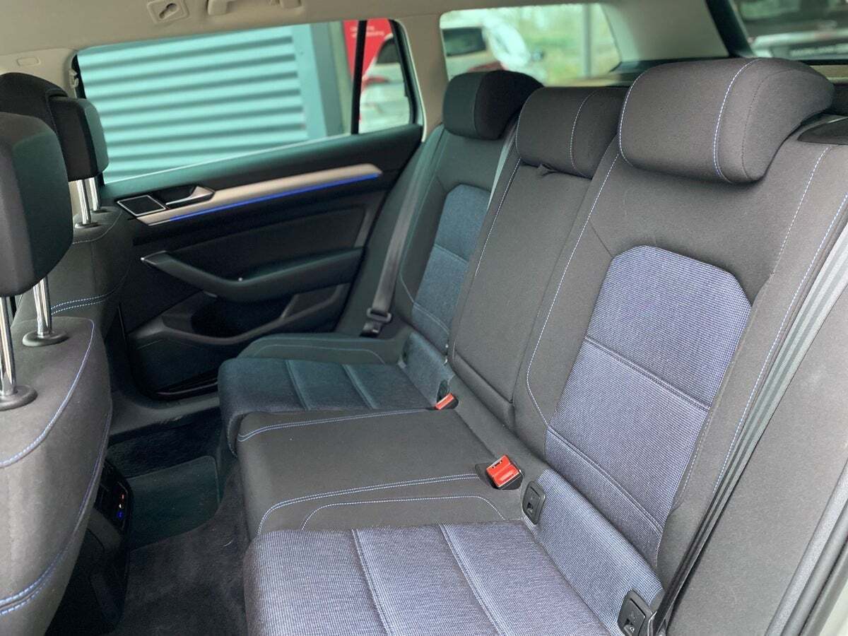 Sølv VW Passat fra 2017