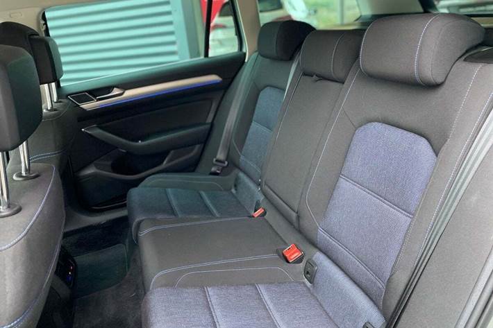 Sølv VW Passat fra 2017