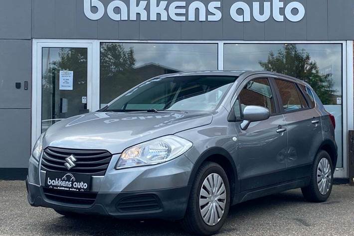 Grå Suzuki S-Cross fra 2014 set udefra