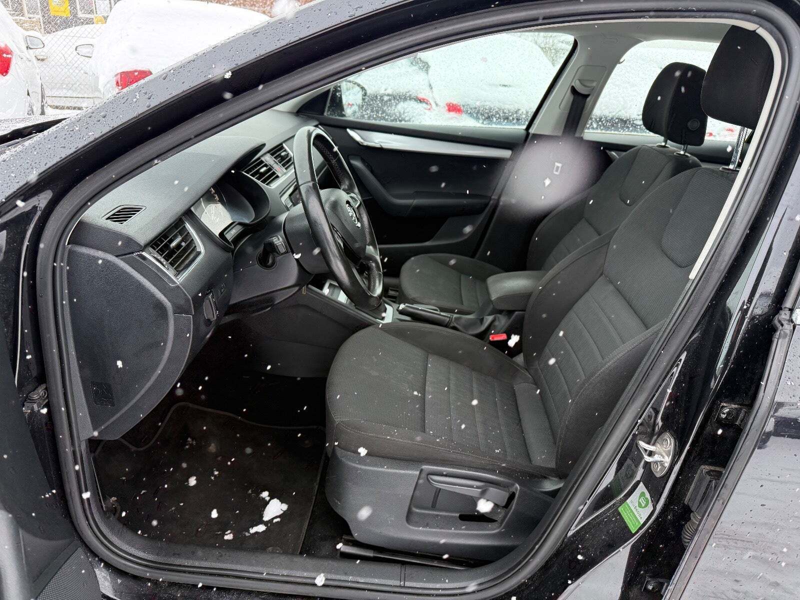 Sort Skoda Octavia fra 2014