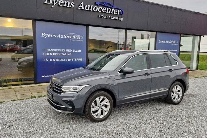 Grå VW Tiguan fra 2022 set udefra