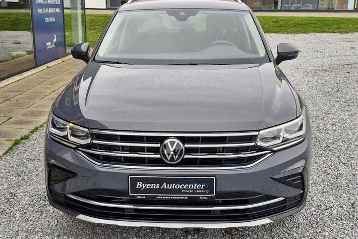 Grå VW Tiguan fra 2022