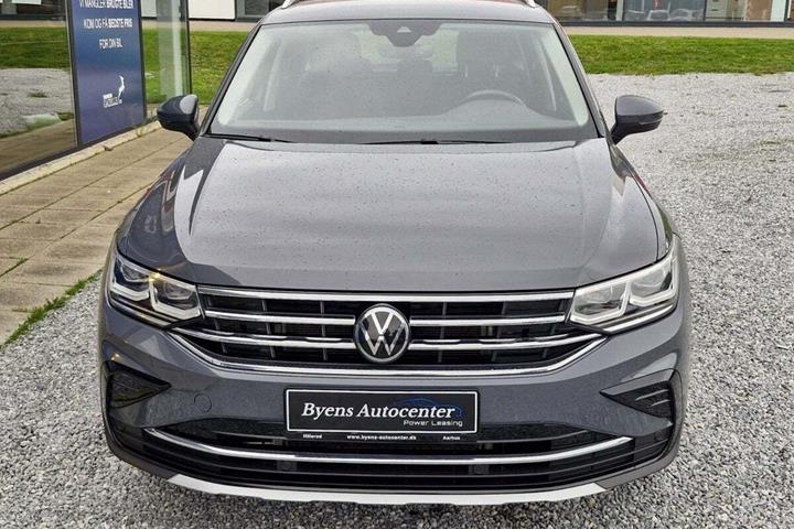 Grå VW Tiguan fra 2022