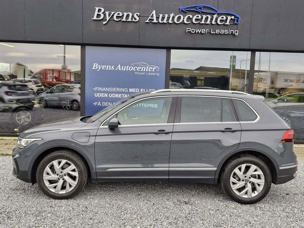 Grå VW Tiguan fra 2022