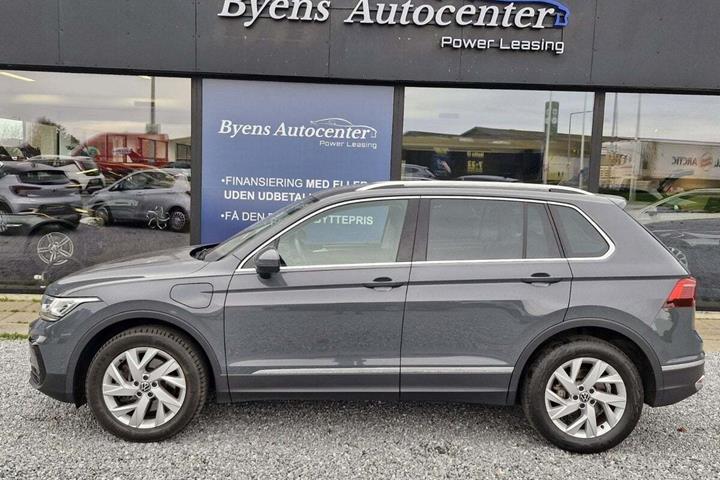 Grå VW Tiguan fra 2022