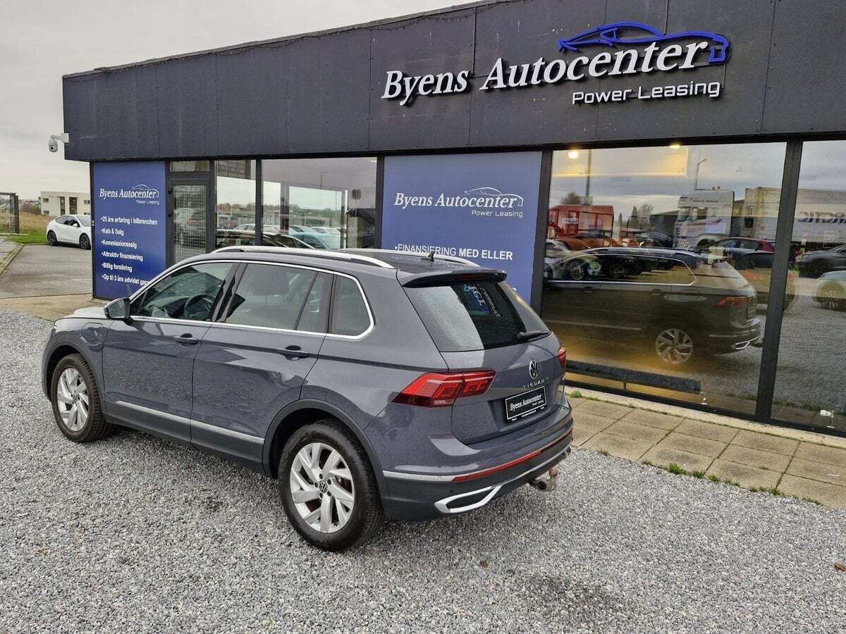 Grå VW Tiguan fra 2022