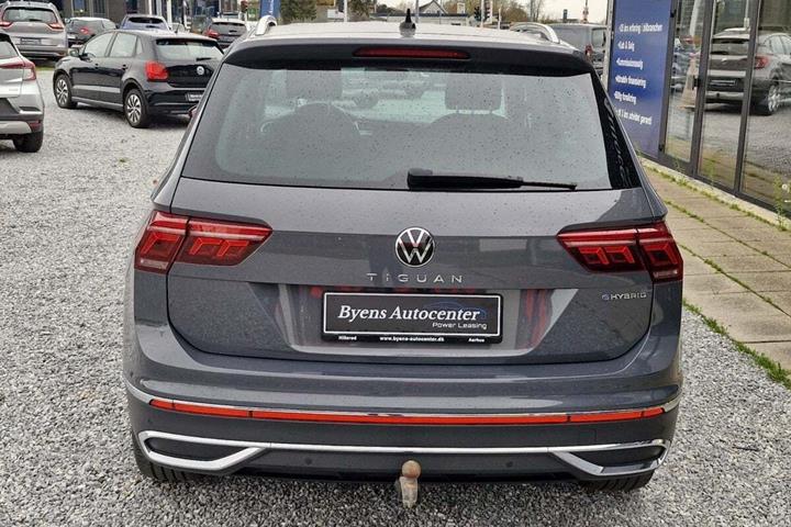 Grå VW Tiguan fra 2022