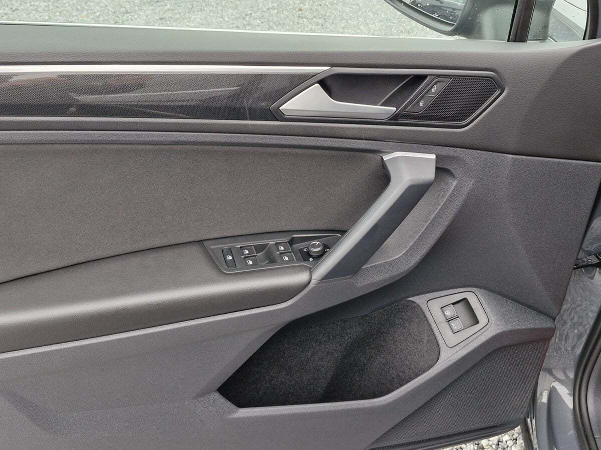 Grå VW Tiguan fra 2022