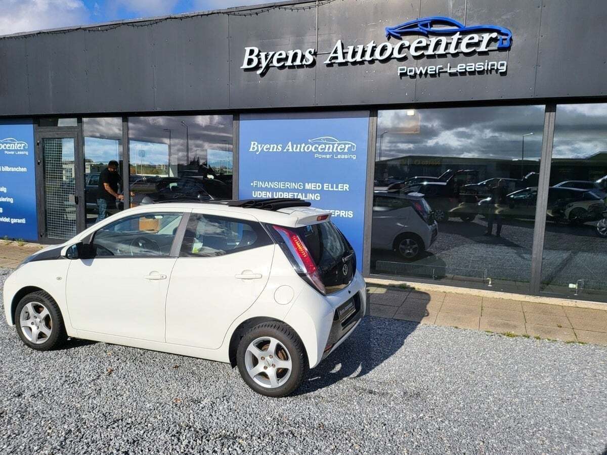 Hvid Toyota Aygo fra 2015