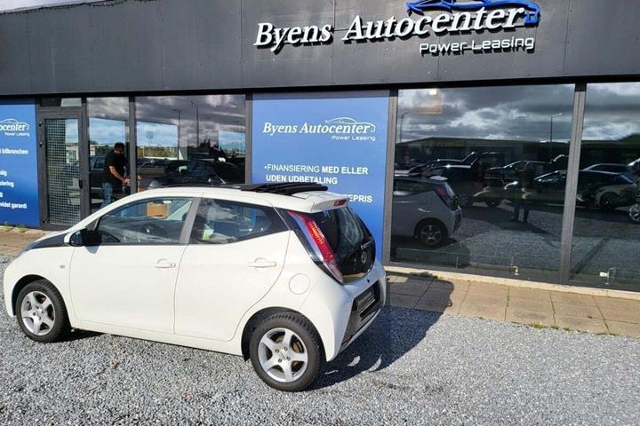 Hvid Toyota Aygo fra 2015