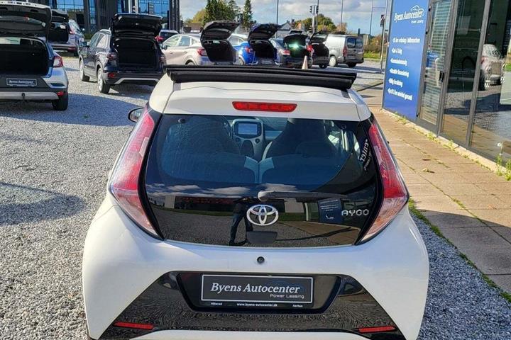 Hvid Toyota Aygo fra 2015