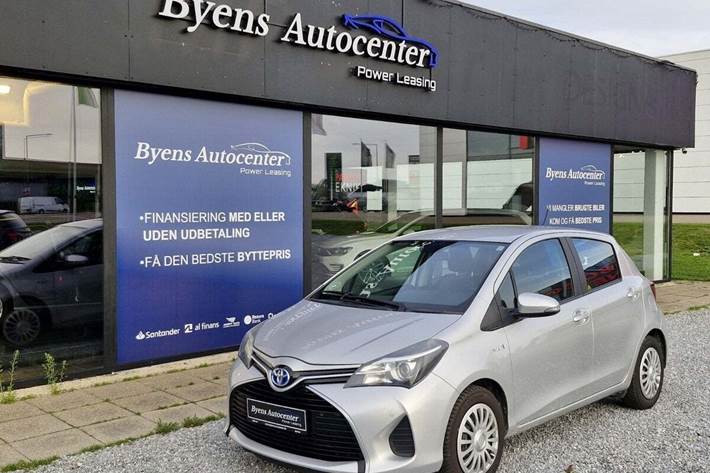 Sølv Toyota Yaris fra 2015 set udefra