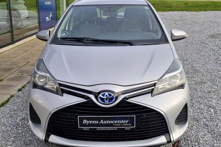 Sølv Toyota Yaris fra 2015