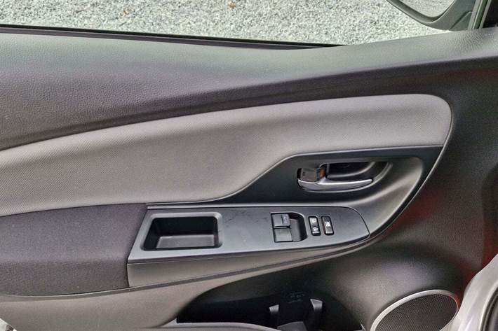 Sølv Toyota Yaris fra 2015