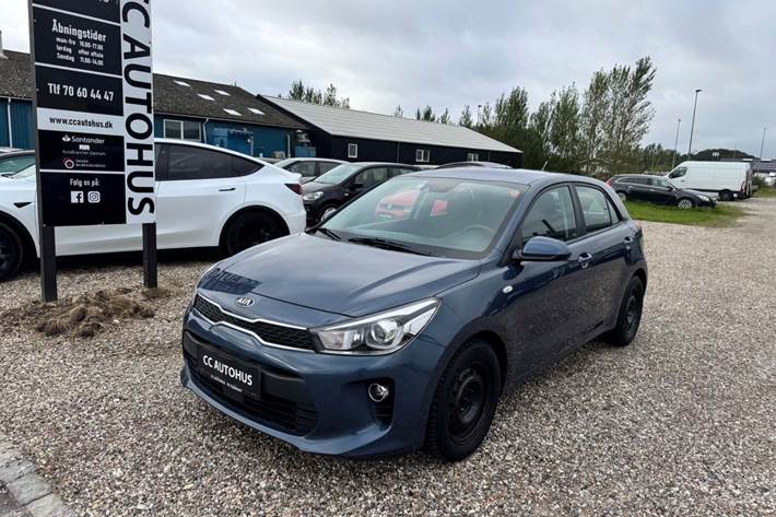 Blå Kia Rio fra 2017 set udefra