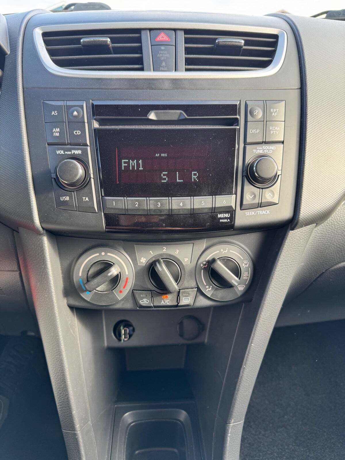 Grå Suzuki Swift fra 2013