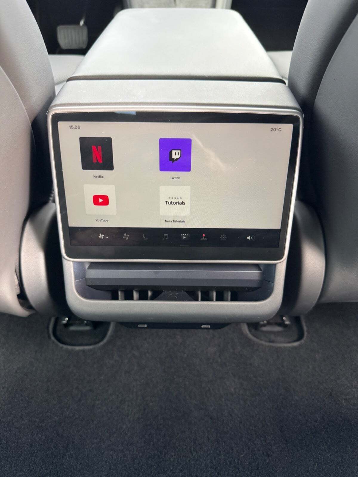 Grå Tesla Model 3 fra 2024