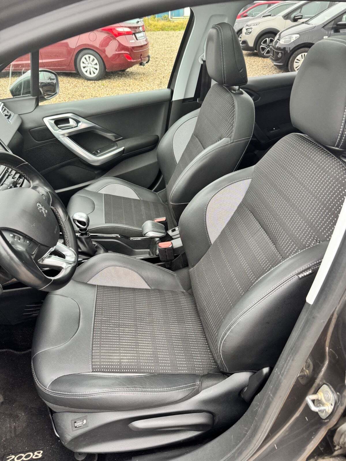 Grå Peugeot 2008 fra 2019