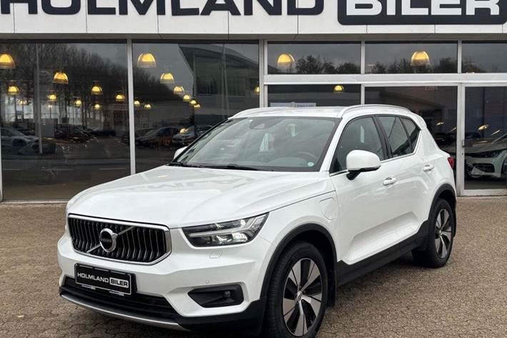 Hvid Volvo XC40 fra 2021 set udefra