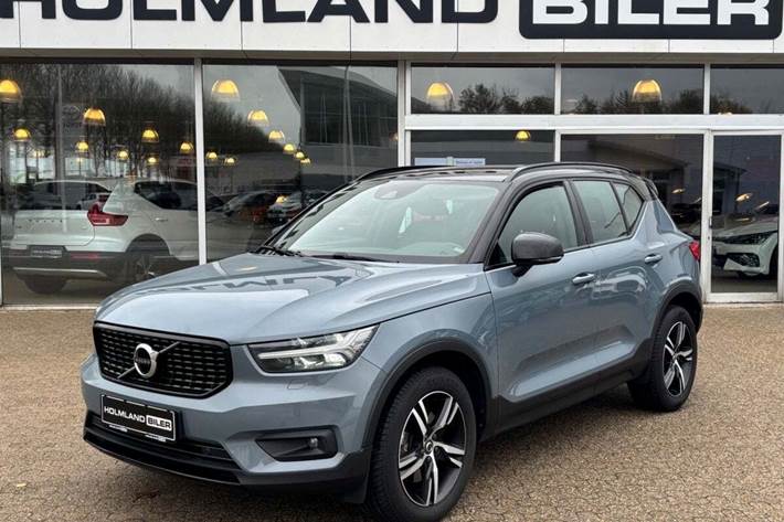 Blå Volvo XC40 fra 2020 set udefra
