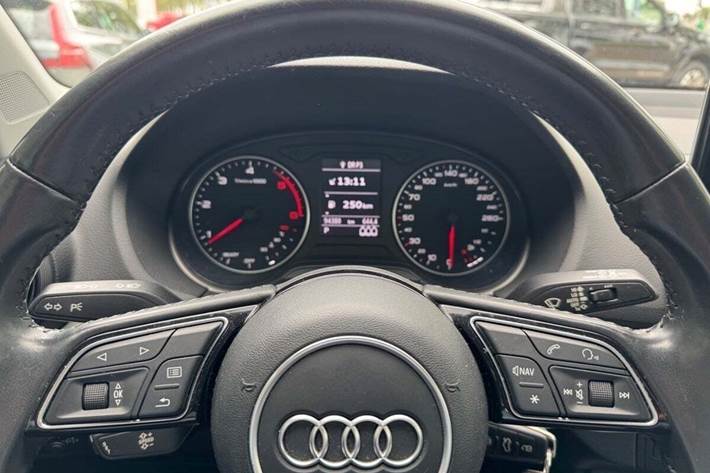 Grå Audi Q2 fra 2018