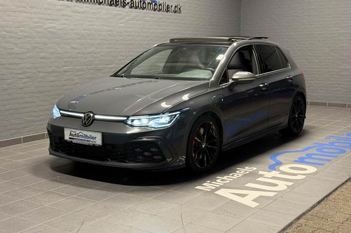 Grå VW Golf VIII fra 2021 set udefra