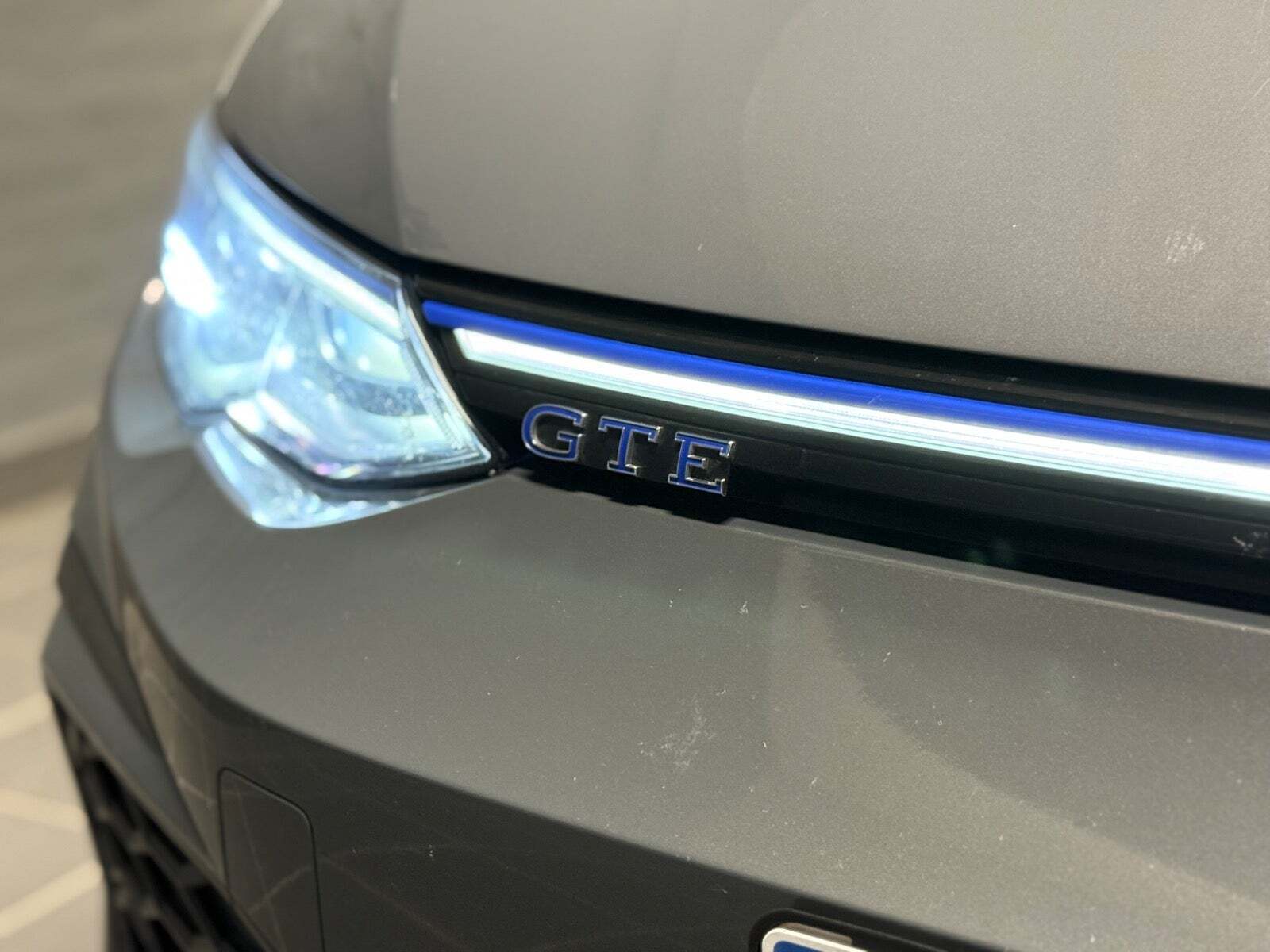 Grå VW Golf VIII fra 2021
