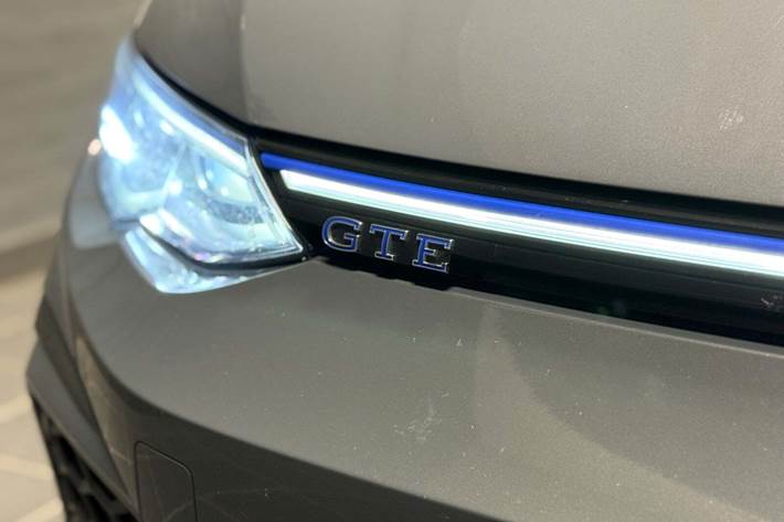 Grå VW Golf VIII fra 2021