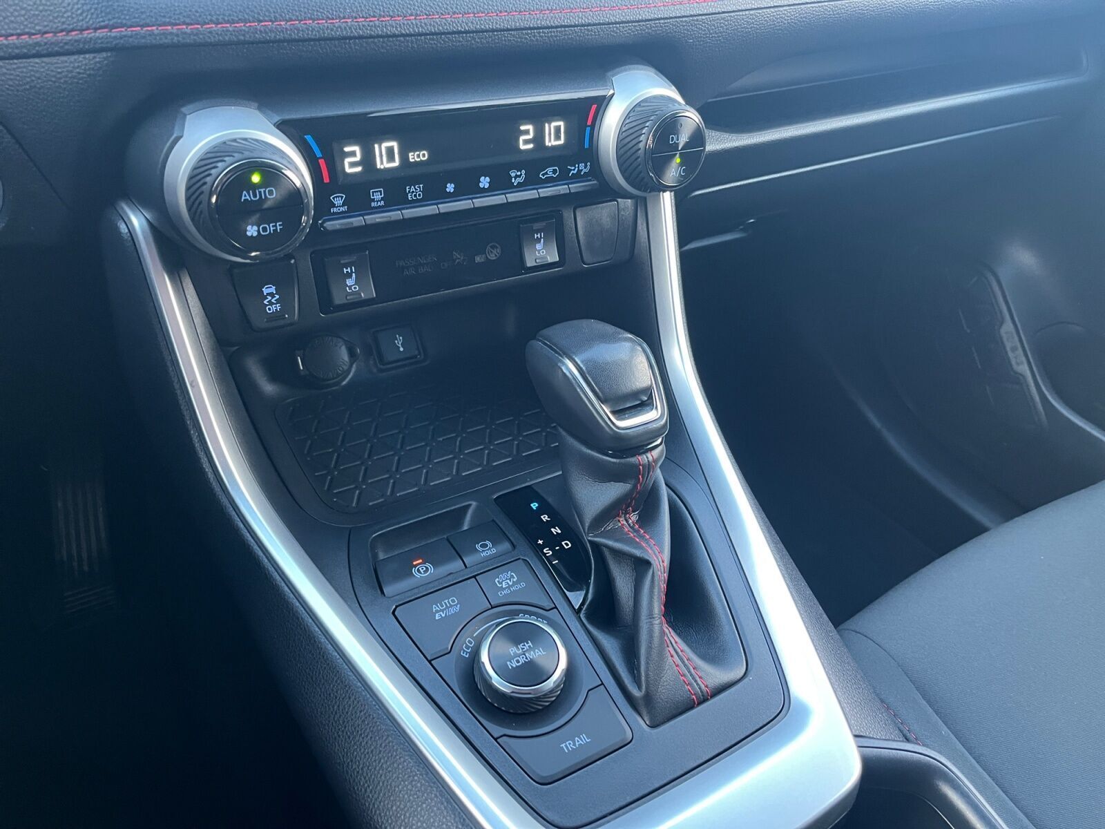 Grå Toyota RAV4 Plug-in fra 2023