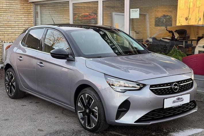 Grå Opel Corsa-e fra 2022 set udefra