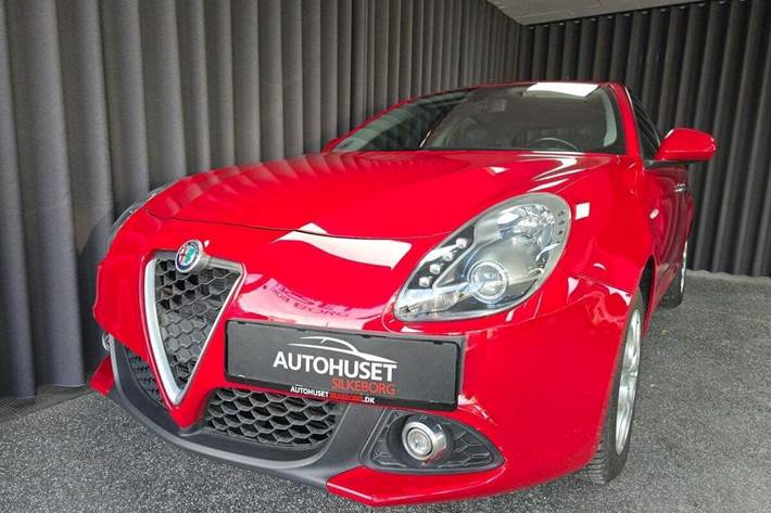 Rød Alfa Romeo Giulietta fra 2016