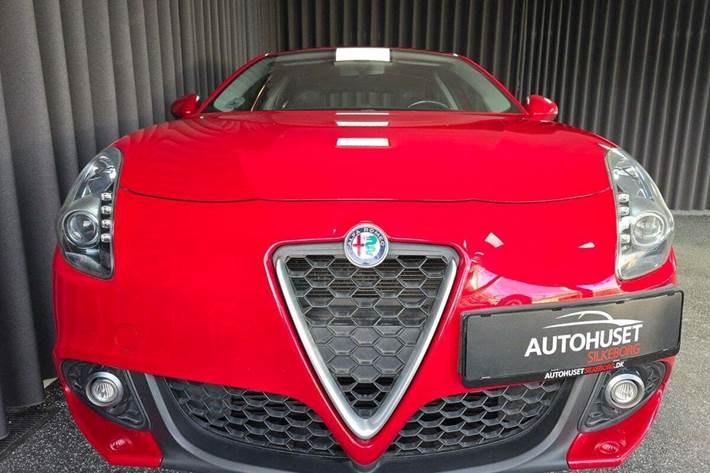 Rød Alfa Romeo Giulietta fra 2016