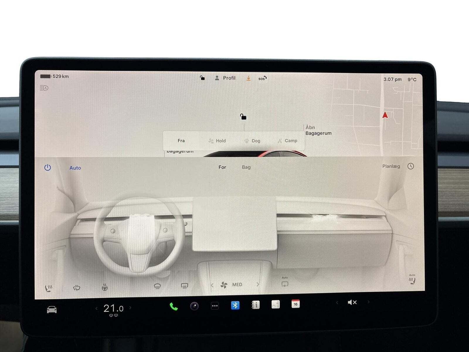 Rød Tesla Model 3 fra 2023