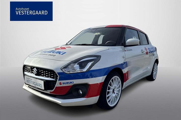 Hvid Suzuki Swift fra 2023 set udefra