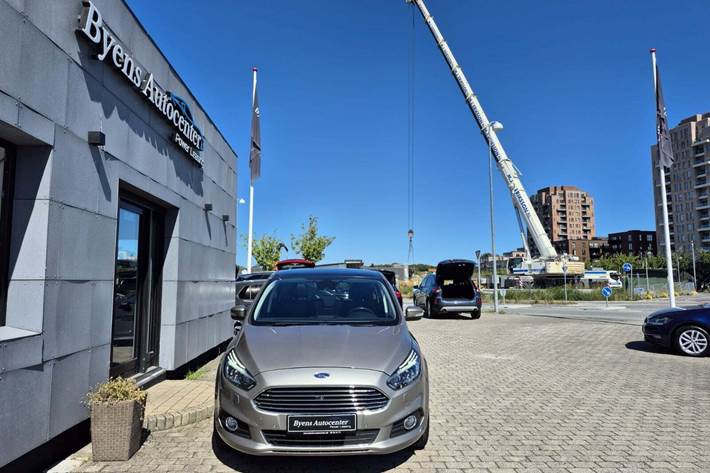 Beige Ford S-MAX fra 2016