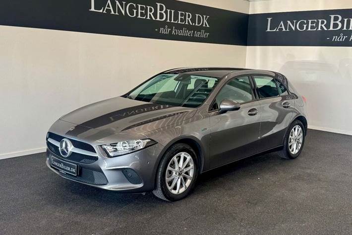 Grå Mercedes A250 e fra 2021 set udefra