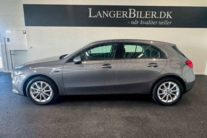 Grå Mercedes A250 e fra 2021