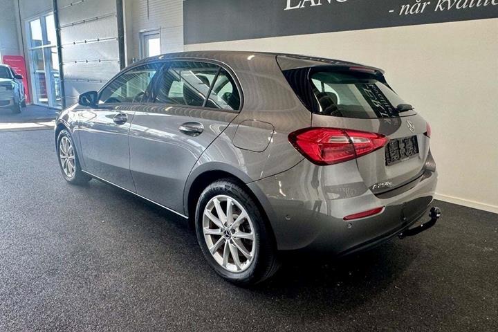 Grå Mercedes A250 e fra 2021