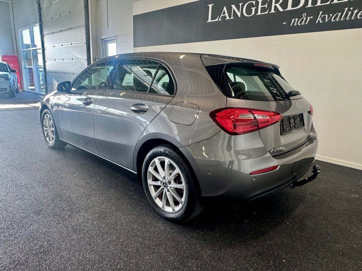 Grå Mercedes A250 e fra 2021