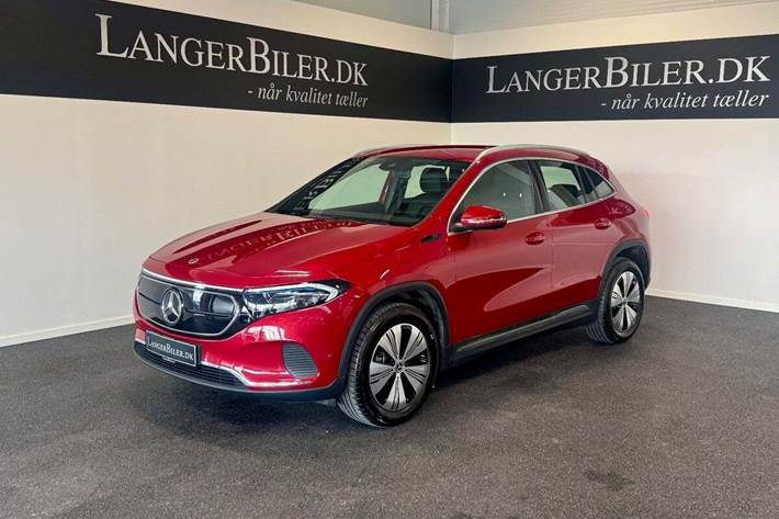Rød Mercedes EQA250 fra 2022 set udefra