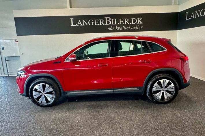 Rød Mercedes EQA250 fra 2022