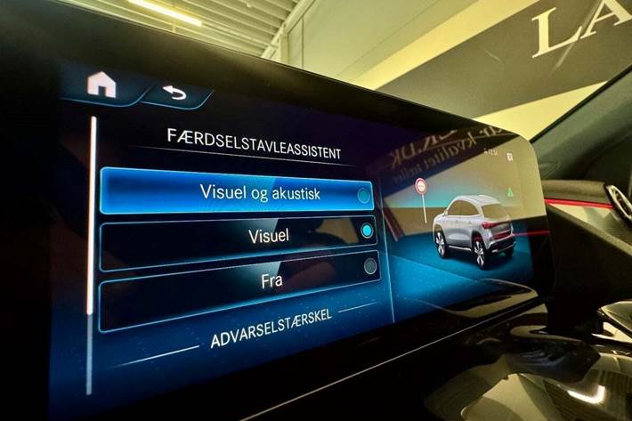 Rød Mercedes EQA250 fra 2022