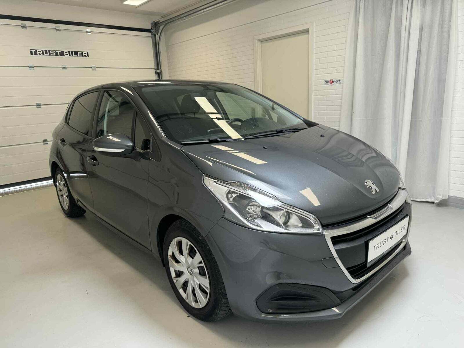 Grå Peugeot 208 fra 2017
